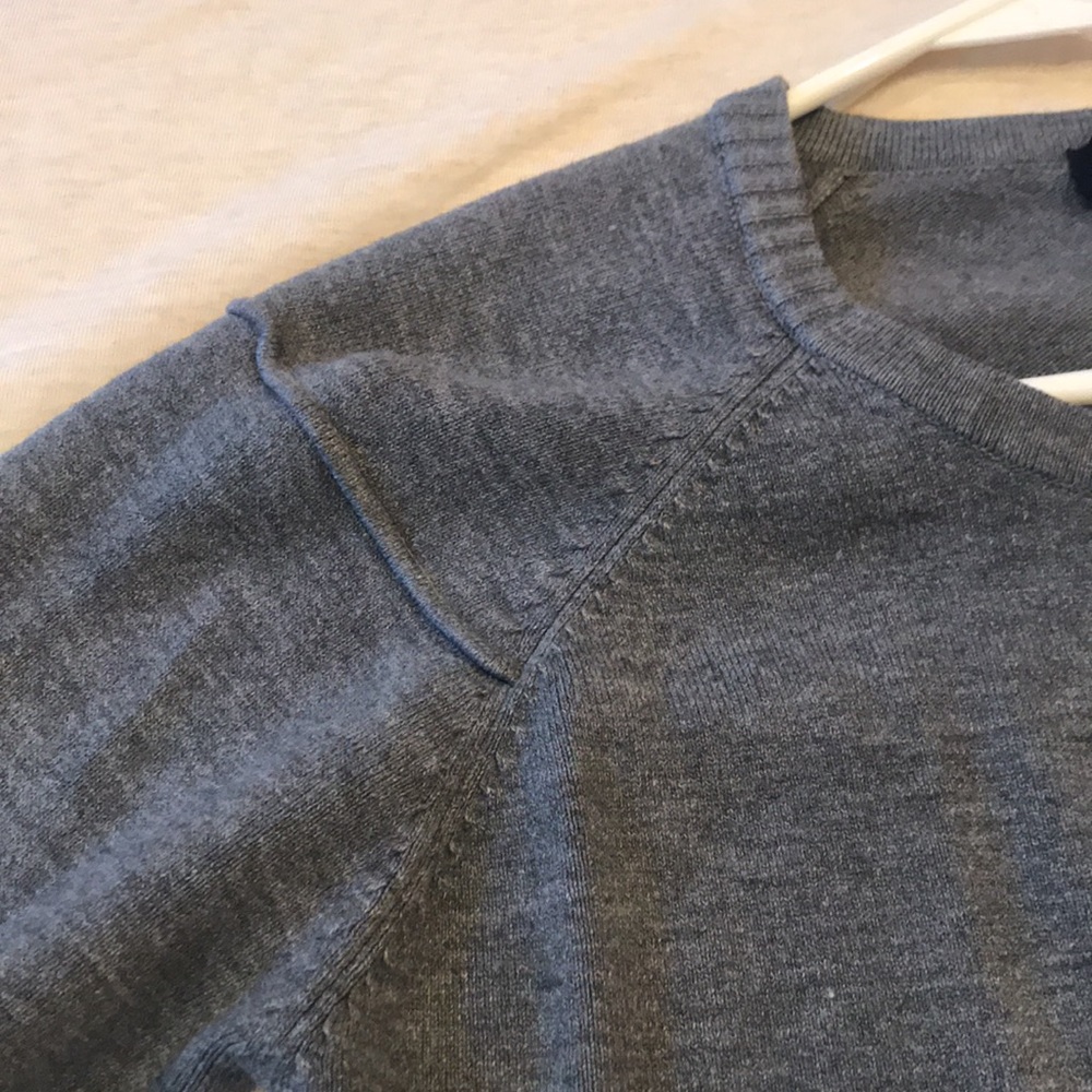 Simple gray sweater - Picture 3 of 4